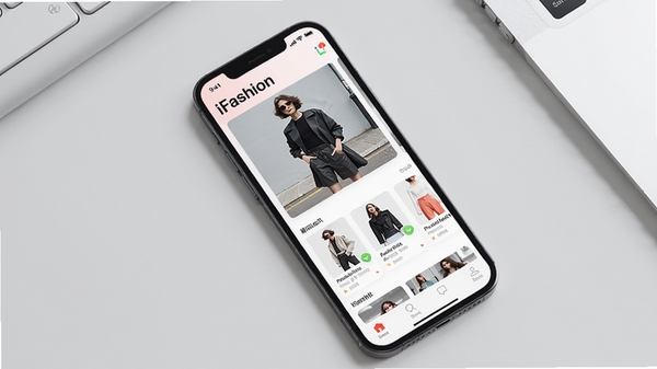 现代感时尚穿搭APP界面,手机屏幕显示iFashion应用主页面,包含模特街拍、商品推荐与潮流资讯板块,背景为简约的浅灰色工作台,整体色调明亮,突出时尚与科技感,采用俯拍视角,画面干净整洁,iFashion图标显眼,设计精美,适合用作软件展示图