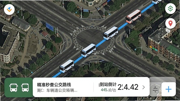 精准秒查公交路线软件实时车辆位置功能截图，地图上显示公交车图标沿线路移动，底部卡片显示车辆距离与到站倒计时，背景为城市道路卫星图，界面清晰直观，突出实时追踪的准确性