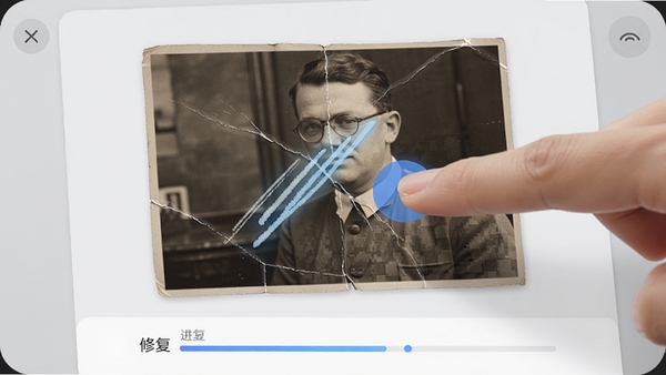 老照相片免费修复APP的破损修复功能操作界面,展示一张带有明显折痕和划痕的旧照片,用户手指正在涂抹划痕区域,涂抹部分被高亮显示,周围像素正在智能填充,界面下方有修复进度条,背景为干净整洁的浅灰色操作台,体现专业与高效。