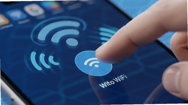 万能WiFi连接钥匙一键连接功能特写，手指点击屏幕上的连接按钮，周围WiFi信号图标闪烁，背景虚化处理，突出快速连网的速度感，明亮色调，Boogu模型生成