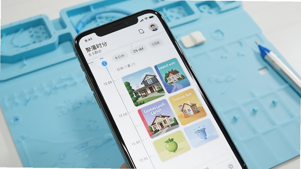 聚落时分软件主界面预览图，手机屏幕展示时间轴与聚落块布局，背景为简约的浅蓝色工作台，整体风格干净明亮，突出日程规划功能