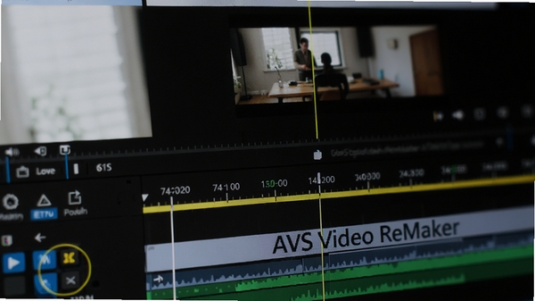 展示AVS Video ReMaker软件时间轴上精准标记剪切点的特写画面，高亮显示分割线，背景为视频帧预览，突出无损编辑的专业感