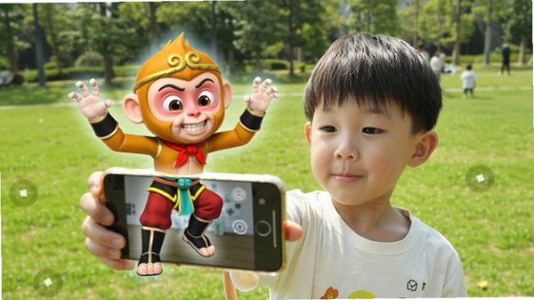 孩子手持手机与AI悟空机器人AR合影,悟空虚拟形象悬浮在孩子旁边,做出搞怪表情,背景是公园草地,阳光明媚,画面充满童趣。