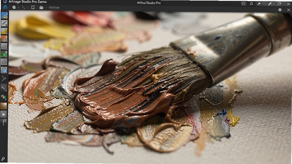 ArtRage Studio Pro Demo 软件中油画笔刷的笔触细节特写，画布上显示出厚涂颜料的立体质感与色彩混合痕迹，笔刷纹理清晰可见，背景虚化，突出颜料堆积的视觉效果，光影自然，写实风格，无文字