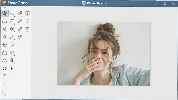 一张简洁的电脑桌面截图，显示Photo Brush软件的主界面，左侧是工具栏，右侧是打开的示例图片，整体风格清爽明亮，突出软件主界面布局，画面中可见Photo Brush的软件名称标识