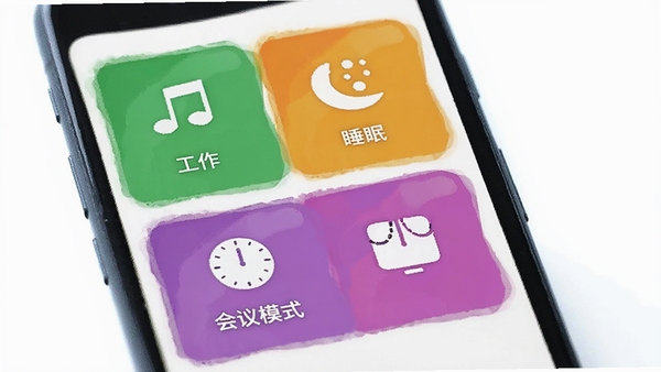 展示来电经典铃声的场景设置功能，手机屏幕分为几个彩色模块，分别代表工作、睡眠、会议模式，每个模块上都有音乐符号和时钟图标，画面明亮，扁平化设计风格，色彩鲜艳活泼