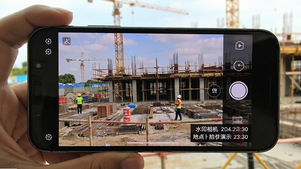 水印相机快打卡一键快拍功能演示,手机横屏拍摄建筑工地场景,屏幕右下角自动生成清晰的时间、地点水印,画面真实自然,突出水印效果
