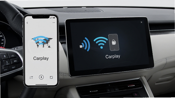 车载投屏Carplay连接过程示意图，手机与车机屏幕之间显示无线信号连接动画，界面简洁直观，背景为现代汽车内饰，强调快速连接与即插即用的便捷性