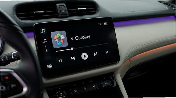 车载投屏Carplay音乐播放界面预览，中控屏幕显示歌曲封面与进度条，车内氛围灯柔和，方向盘上带有控制按键，突出娱乐功能与驾驶融合的场景