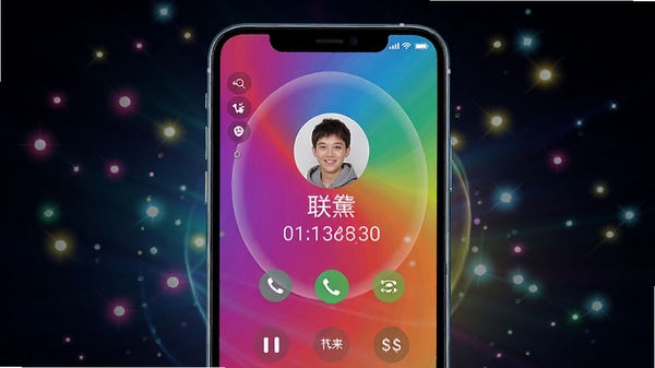 最炫来电多多软件主界面展示,手机屏幕显示色彩绚丽的来电秀画面,背景为动态渐变光效,中央显示联系人姓名和来电号码,界面充满科技感与时尚感,整体风格明亮活泼,手机周围有漂浮的彩色光点,营造出炫酷的来电氛围。