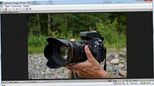 FastStone Image Viewer 浏览RAW格式照片，软件界面显示高清摄影原图，色彩细节丰富，背景为深色以突出图片，软件名称浮现在角落