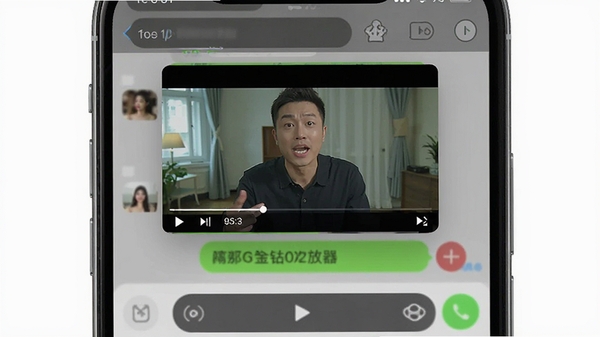 金钻播放器悬浮窗播放效果图，手机屏幕上方悬浮一个小视频窗口，背景是聊天应用界面，小窗播放着视频，画面生动，突出多任务处理功能，风格写实，清晰展示软件名称金钻播放器