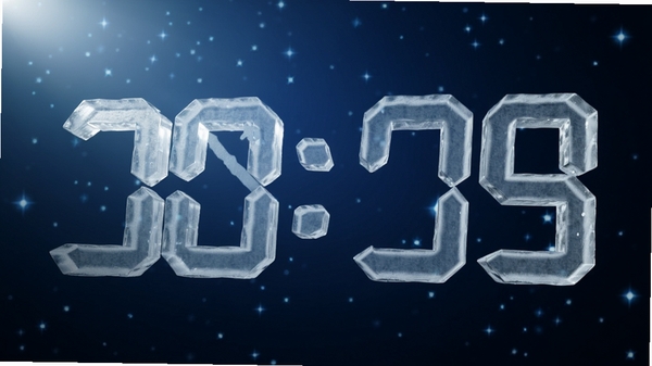 Ice Clock 3D 屏保 全貌预览图，画面中央为一组立体冰晶数字时钟，冰块半透明质感，背景为深蓝色渐变星空，光线从左上角照射，冰晶反射出冷冽光泽，整体氛围静谧且富有科技感，桌面壁纸风格，高分辨率渲染
