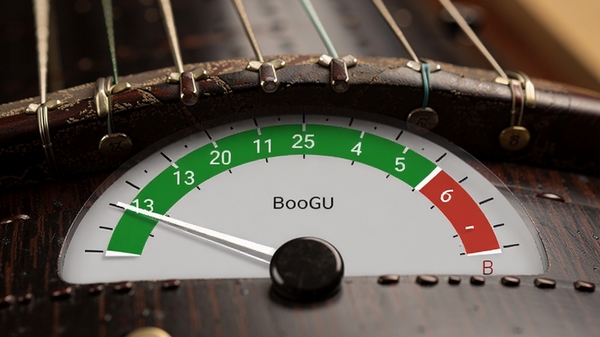 古琴校音器音分微调界面,显示指针式刻度表,绿色区域表示音准,红色区域表示偏差,背景为古琴琴码特写,微距拍摄,细节清晰,适配Boogu模型生成
