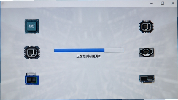 ThinkVantage System Update正在扫描系统硬件的界面特写，屏幕中央显示进度条与“正在检测可用更新”字样，周围环绕处理器、显卡、网卡等硬件图标，背景为柔和的浅灰色，风格简洁直观