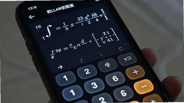 欧拉实验室高级科学计算器功能界面，手机屏幕上显示复杂的数学公式如积分符号与矩阵，数字与符号按键排列整齐，背景采用深色主题，按键发光效果，画面聚焦于公式编辑区域，体现专业计算氛围
