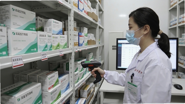 高跖医药商城药品库房实拍风格图，整齐的货架上陈列着各类医药箱盒，一位穿着白大褂的工作人员手持扫描枪进行库存盘点，背景有电脑屏幕显示着库存管理系统，画面展现药品来源的正规与仓储管理的严谨