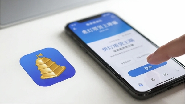 金灯塔货主端手机安装操作实拍图,一张桌面图标特写,背景虚化,旁边有一部手机显示软件界面,另一只手正点击屏幕上的登录按钮,氛围明亮清晰