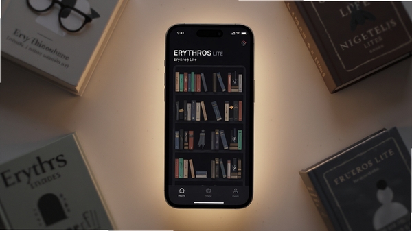 Erythros Lite 阅读软件主界面，展示书架布局与夜间模式效果，深色背景，柔和光线，手机屏幕居中，周围环绕书本元素，整体风格简洁现代，细节丰富，高清渲染