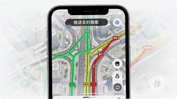 驰途实时路况地图主界面展示，手机屏幕显示彩色路况线条，绿色畅通黄色缓行红色拥堵，背景为城市道路俯视图，界面简洁清晰，适配Boogu模型生成