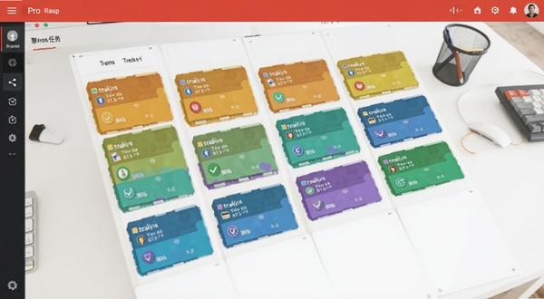 红顶聚成Pro 任务看板功能界面截图，画面中央展示彩色任务卡片按列排列，背景为简洁的白色办公桌面