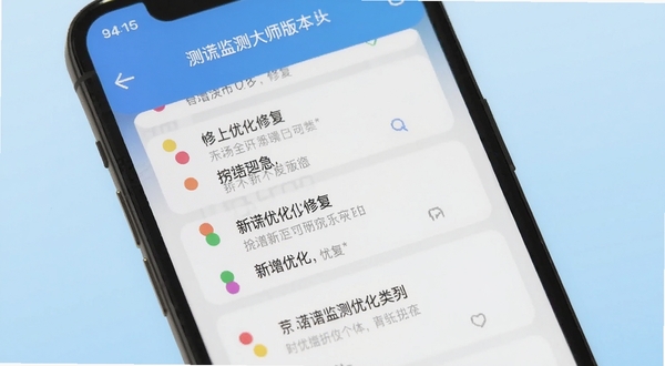 测谎监测大师版本更新界面截图，画面中手机屏幕显示更新日志列表，每条日志前有彩色圆点标识新增优化修复类别，背景为淡蓝色渐变，整体风格干净清爽