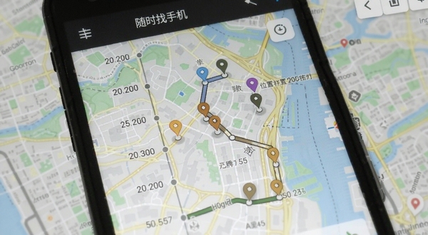 随时找手机 位置历史记录界面 地图上标注多个位置点 时间轴排列 手机屏幕显示轨迹路线 背景为城市地图 软件名称随时找手机显示在顶部