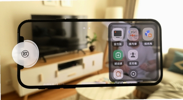 欧态专业版悬浮球功能实拍图,手机屏幕边缘显示半圆形悬浮球,点击后展开快捷功能面板,背景为虚化的客厅环境,光线温馨,画面清晰