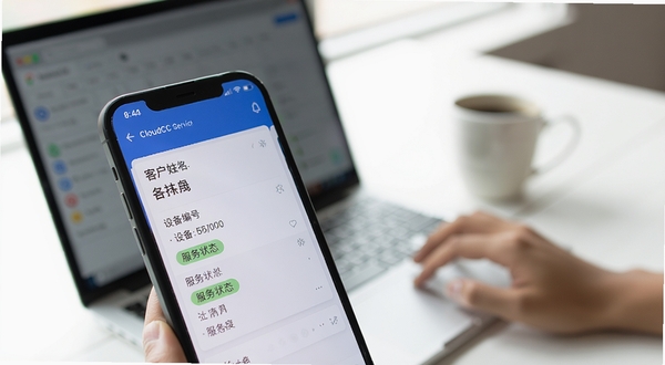 CloudCC Service 工单管理界面特写，画面主体为手机屏幕显示工单详情卡片，卡片上有客户姓名、设备编号、服务状态标签，背景区域为办公桌场景，桌上有笔记本电脑和咖啡杯，整体光线明亮柔和，体现移动办公的便捷感