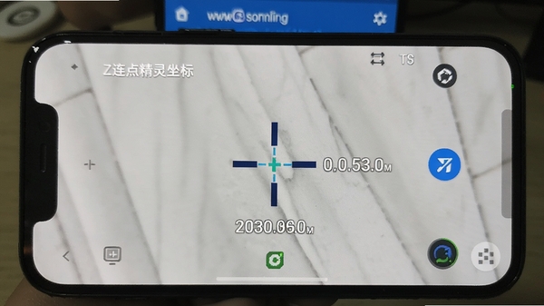 Z连点精灵坐标拾取界面，显示手机屏幕上的十字准星和坐标数值，背景为应用操作界面，模拟用户正在设置点击位置