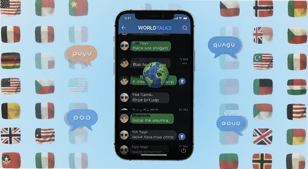 WorldTalks 全球社交聊天应用主界面展示，画面中央是手机屏幕，屏幕内显示多语言聊天列表与地球图标，背景区域为浅蓝色渐变，周围点缀各国国旗小图标与对话气泡，整体风格清新简洁，适配 Boogu 模型生成