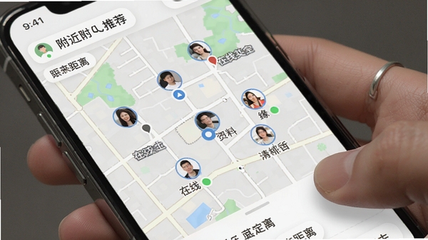 缘来附近附近人推荐功能展示,手机屏幕显示地图上的用户分布点,每个点代表一个用户,点击可查看资料,背景为街道地图,界面元素包括距离标记和在线状态标识,风格写实且信息清晰,突出精准定位和附近社交特点
