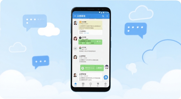 云图聊客 软件主界面全貌，画面主体为一部居中放置的安卓手机，屏幕显示云图聊客聊天列表与底部导航栏，背景区域为柔和渐变浅蓝色，点缀少量抽象聊天气泡与云朵图形，整体风格清新简约，适配Boogu模型生成