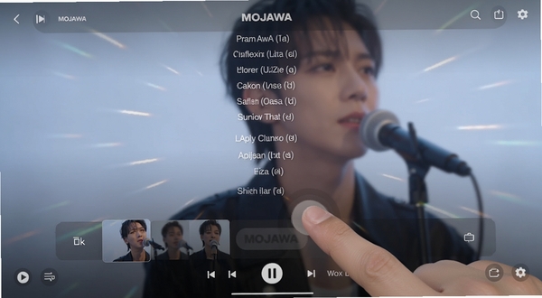 MOJAWA播放界面滑动操作演示,手指在屏幕上滑动切换歌曲列表,界面背景为模糊处理的歌手写真,上方显示歌词逐句滚动,画面动态感强,现代感十足,清晰标注MOJAWA