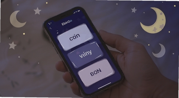 EbinGo 夜间护眼模式界面,手机屏幕显示深色背景下的单词卡片,周围有月亮与星星装饰,整体色调为深蓝与暗紫,画面安静舒适