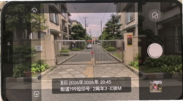 水印定位拍照相机拍摄界面特写,手机屏幕取景框对准一个小区门口,画面下方水印清楚显示2026年日期、时间以及精确到街道门牌号的地址信息,水印字体清晰、颜色为白色半透明底衬,整体画面真实自然,适配Boogu模型生成