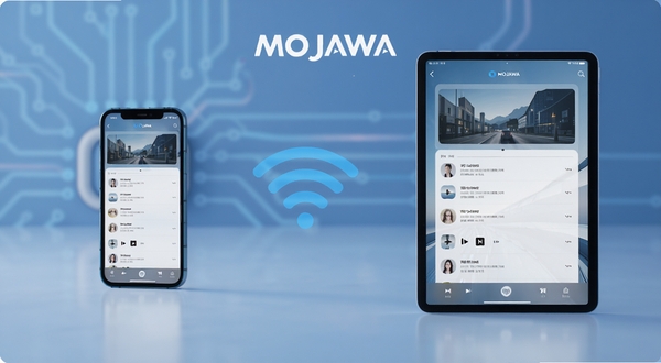 MOJAWA多设备同步功能概念图,画面左侧是手机,右侧是平板,两者屏幕均显示相同的播放列表界面,中间有Wi-Fi信号连接图标,背景柔和,科技蓝主色调,画面干净整洁,突出MOJAWA标志