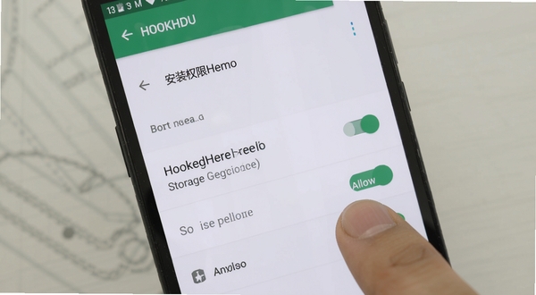 HookedHere 安装权限设置操作示意图，手机屏幕显示安卓设置界面中存储权限开关，手指点击允许按钮，背景为浅色系统界面，画面清晰直观，适配 Boogu 模型生成
