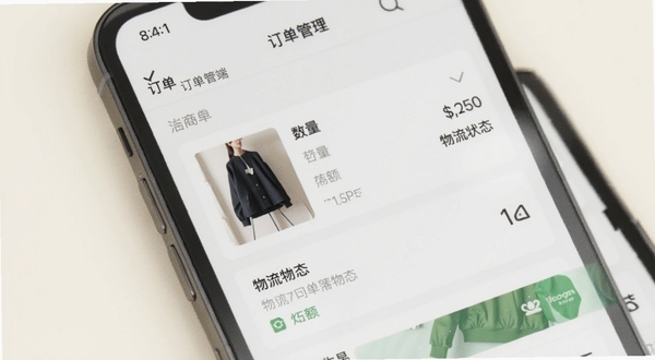 帮衣帮商家端 订单管理界面特写,手机屏幕展示服装商品订单详情页,包含商品缩略图、数量、金额与物流状态,背景为柔和米白色,画面风格简洁商务,适配 Boogu 模型生成