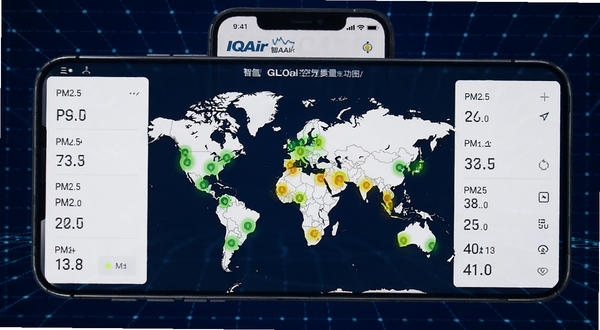 IQAir 智空气全球空气质量地图功能界面,手机屏幕显示带有彩色空气质量标记的世界地图,周围有数据面板展示PM2.5数值,背景为深蓝色科技网格,画面明亮清晰