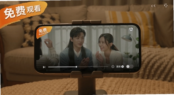 抖全部免费看短剧播放界面,画面中央为正在播放的短剧画面,底部显示进度条与清晰度切换按钮,画面角落有免费观看的醒目标识,背景区域为居家沙发场景,手机横屏放置在支架上,整体色调温暖舒适,适配Boogu模型生成