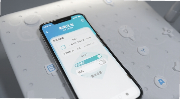 未来之光使用教程示意图，画面主体为手机屏幕展示未来之光App的权限设置页面与兼容模式开关，背景为简洁的浅灰色操作台，柔和顶光照射，画面清晰展示设置选项位置，帮助用户快速上手未来之光