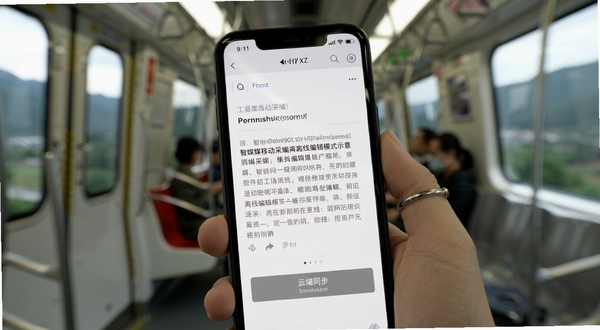 智媒移动采编 离线编辑模式示意 手机屏幕显示无网络状态图标 稿件编辑界面正常可用 云端同步按钮呈灰色待激活状态 背景为地铁车厢或山区环境虚化 突出弱网可用特性