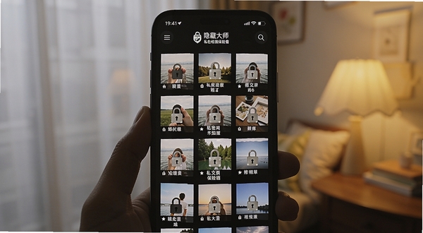 应用隐藏大师 私密相册保险箱界面 画面展示手机屏幕中打开的加密相册 相册内有多张被锁定的照片缩略图 背景为柔和的室内光线 突出安全与私密感
