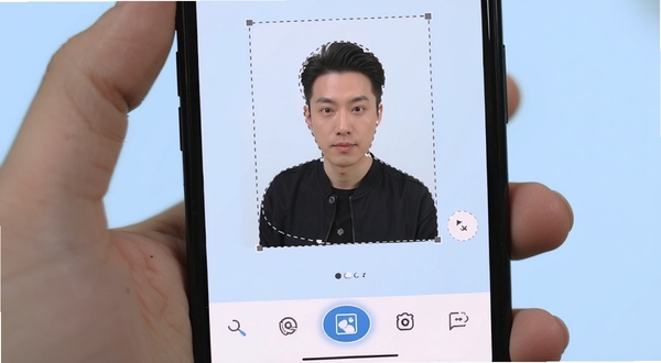 蒜来蒜去加工版 智能抠图操作演示 手机屏幕显示人物照片 背景已被去除 人物边缘有虚线选区 下方工具栏高亮抠图按钮 背景为浅蓝色 适配Boogu模型生成