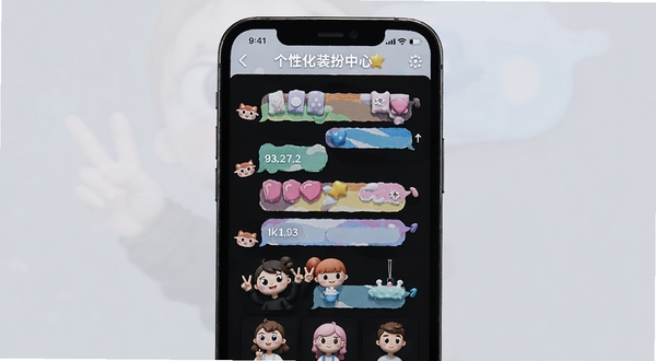 比耶软件个性化装扮中心界面，展示多种聊天气泡与头像挂件选项，手机屏幕中色彩丰富，背景为柔和浅灰色，突出装扮元素的多样性