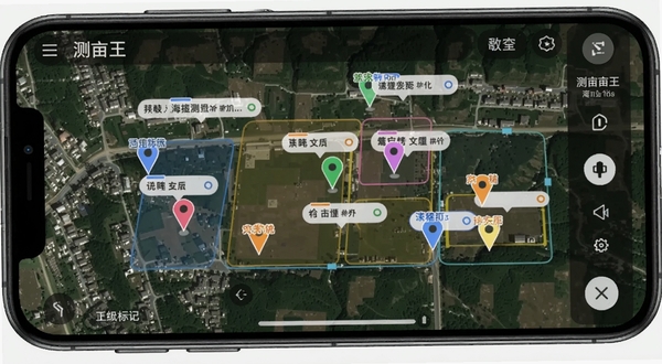测亩王海拔测量仪卫星地图地块标记界面,地图上分布多个彩色标记点,每个标记附带名称标签,手机屏幕显示,科技感界面