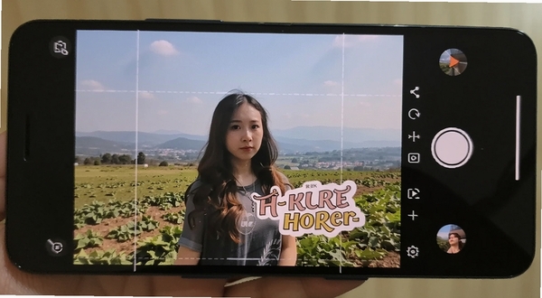一部安卓手机屏幕展示美颜拍照修图相机的修图界面，画面中有一张风景人像照片正在被添加复古滤镜和文字贴纸，界面工具栏清晰可见，整体呈现专业修图软件的操作场景