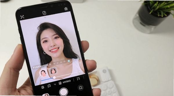 美颜拍照修图相机软件界面截图展示,画面中包含智能美颜调节滑块、滤镜选择面板和修图工具栏,手机屏幕清晰明亮,背景为简洁的桌面环境,突出美颜拍照修图相机的全面功能