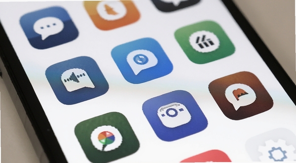 Emokeapp 功能模块图标特写图,画面展示手机屏幕上的多个功能图标整齐排列,图标风格统一为圆角矩形,背景为白色,光线柔和,体现软件界面的整洁与易用性